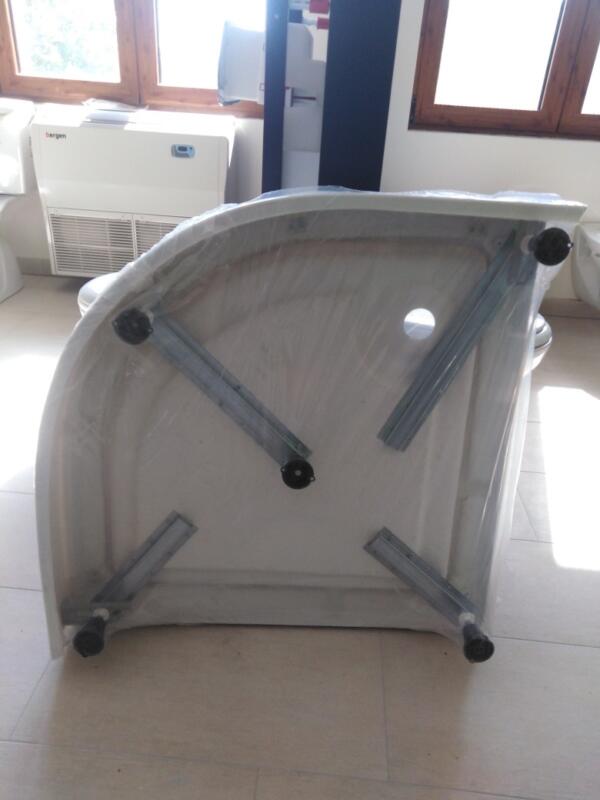 Polukružna akrilna tuš kadica Paffoni